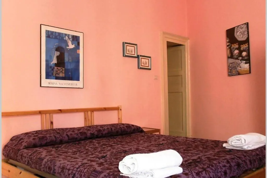 Three Rooms Near Central Station Catania Apartment
